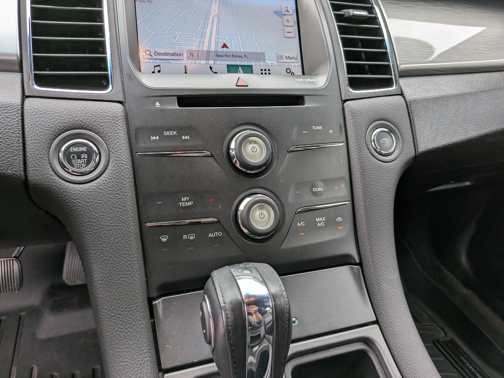 Ford Taurus Vehicle Full-screen Gallery Image 22