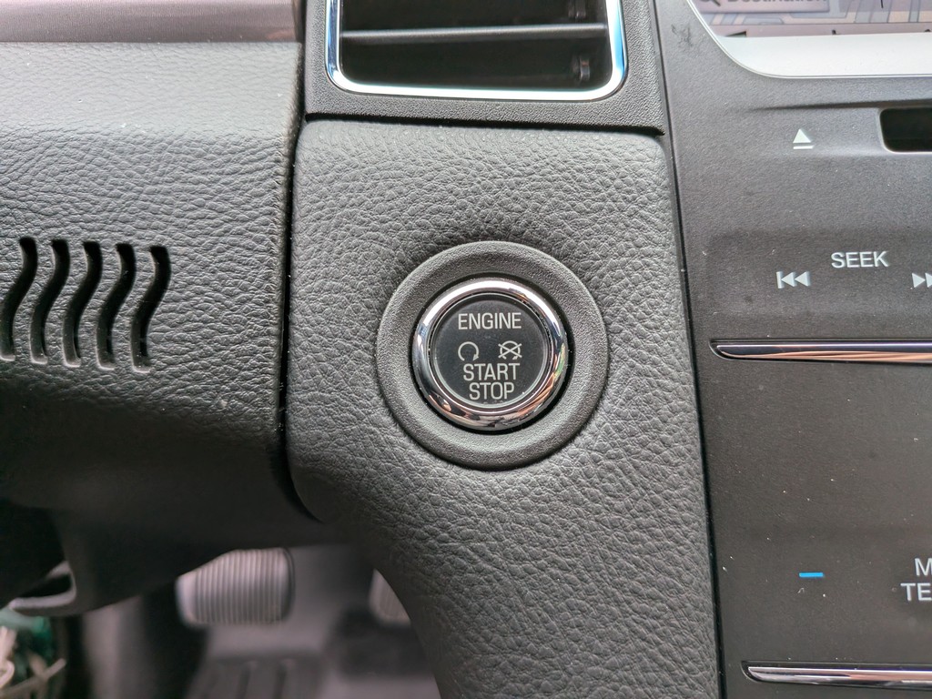 Ford Taurus Vehicle Full-screen Gallery Image 24