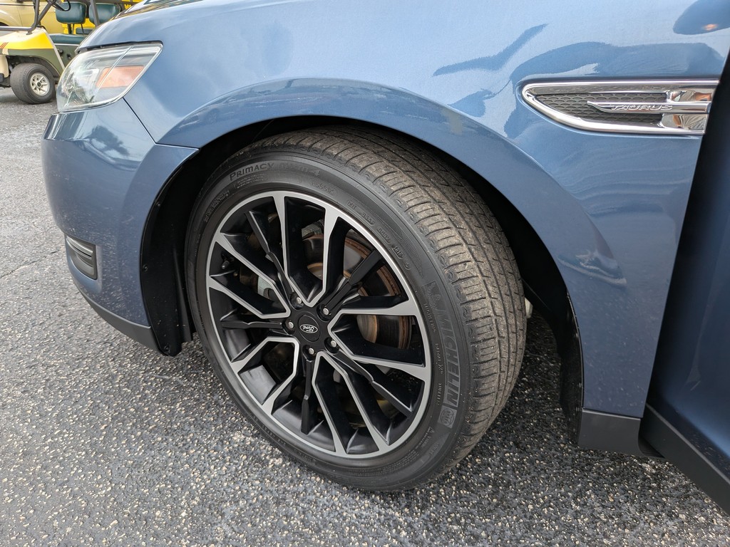 Ford Taurus Vehicle Full-screen Gallery Image 31