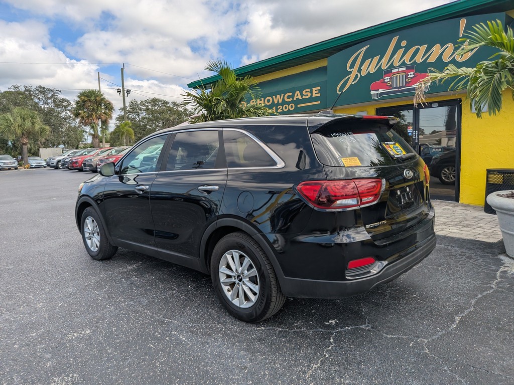 Kia Sorento Vehicle Full-screen Gallery Image 03