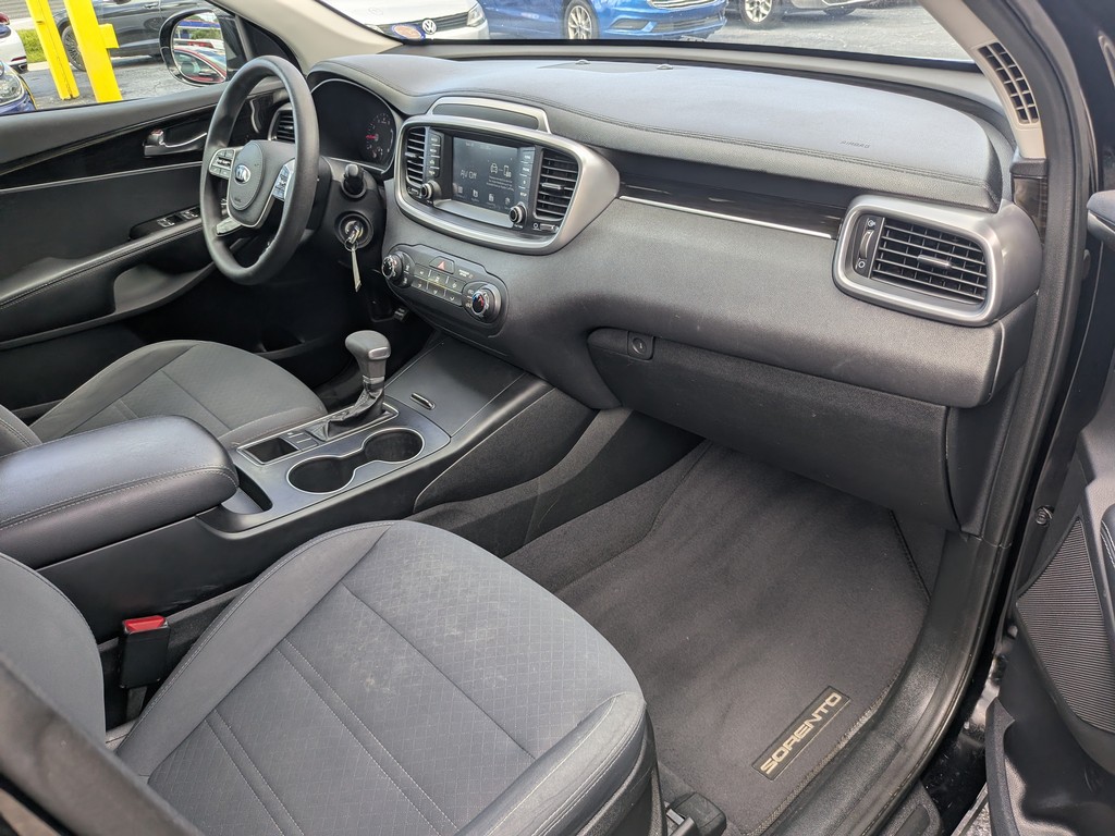 Kia Sorento Vehicle Full-screen Gallery Image 09