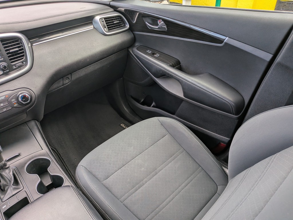 Kia Sorento Vehicle Full-screen Gallery Image 13
