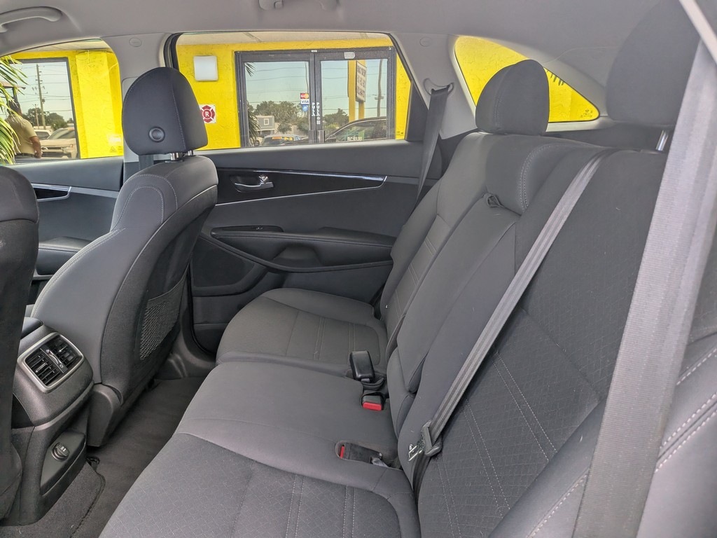 Kia Sorento Vehicle Full-screen Gallery Image 14