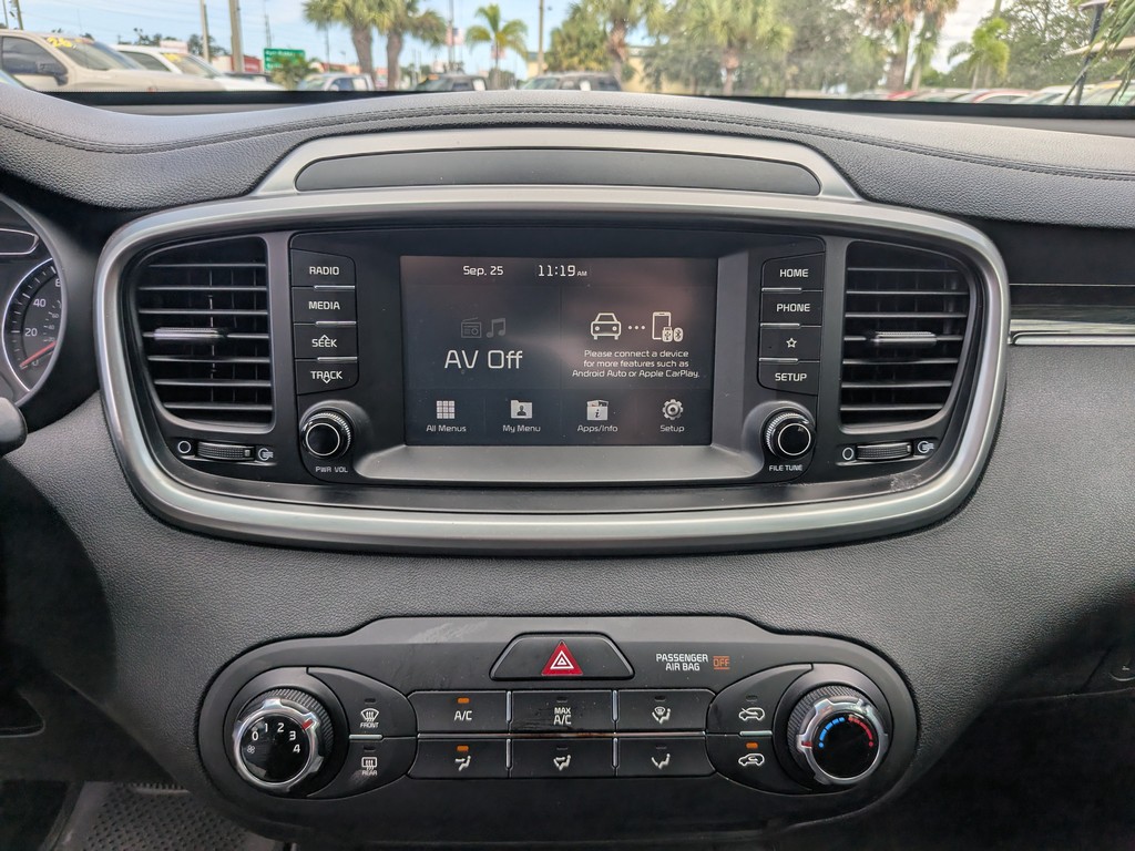 Kia Sorento Vehicle Full-screen Gallery Image 19
