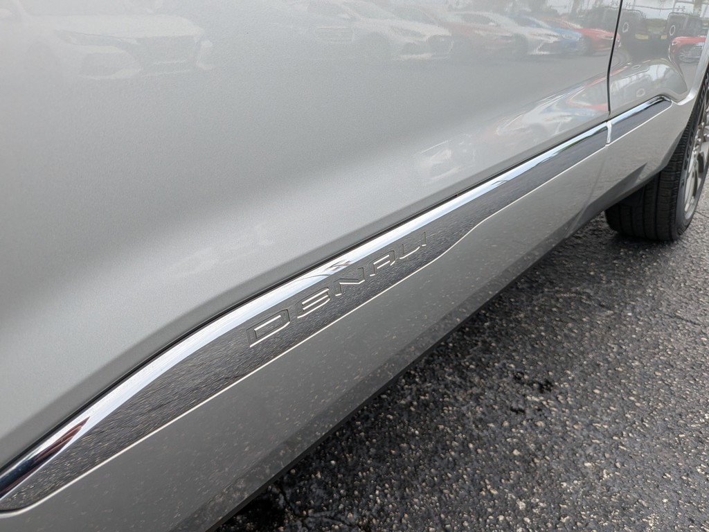 GMC Acadia Vehicle Full-screen Gallery Image 07