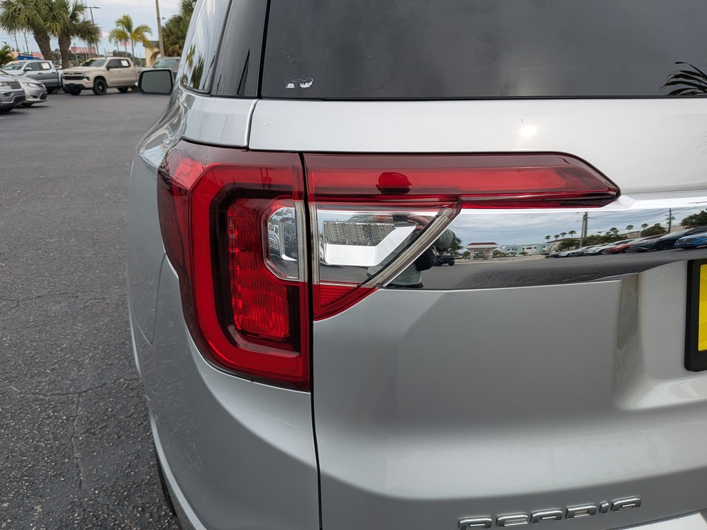 GMC Acadia Vehicle Full-screen Gallery Image 08