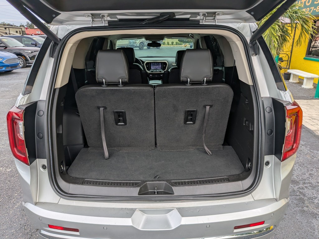 GMC Acadia Vehicle Full-screen Gallery Image 10