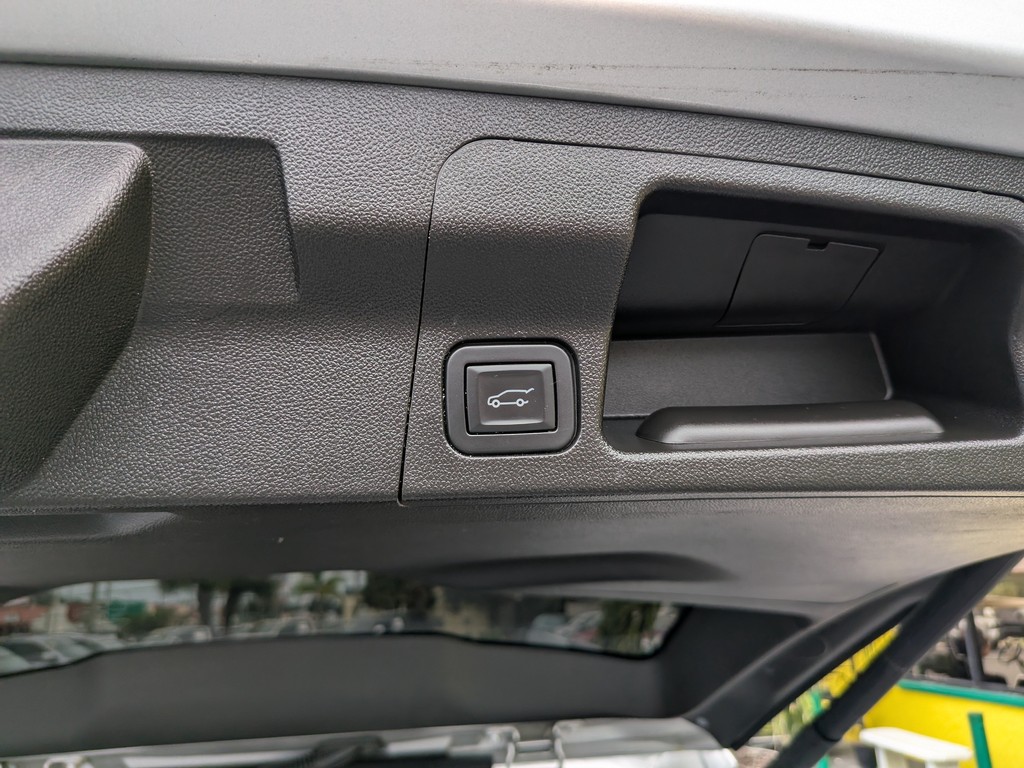 GMC Acadia Vehicle Full-screen Gallery Image 11