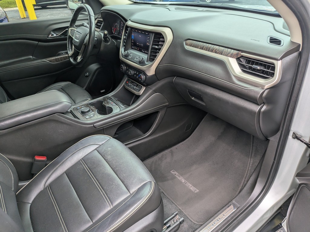 GMC Acadia Vehicle Full-screen Gallery Image 12