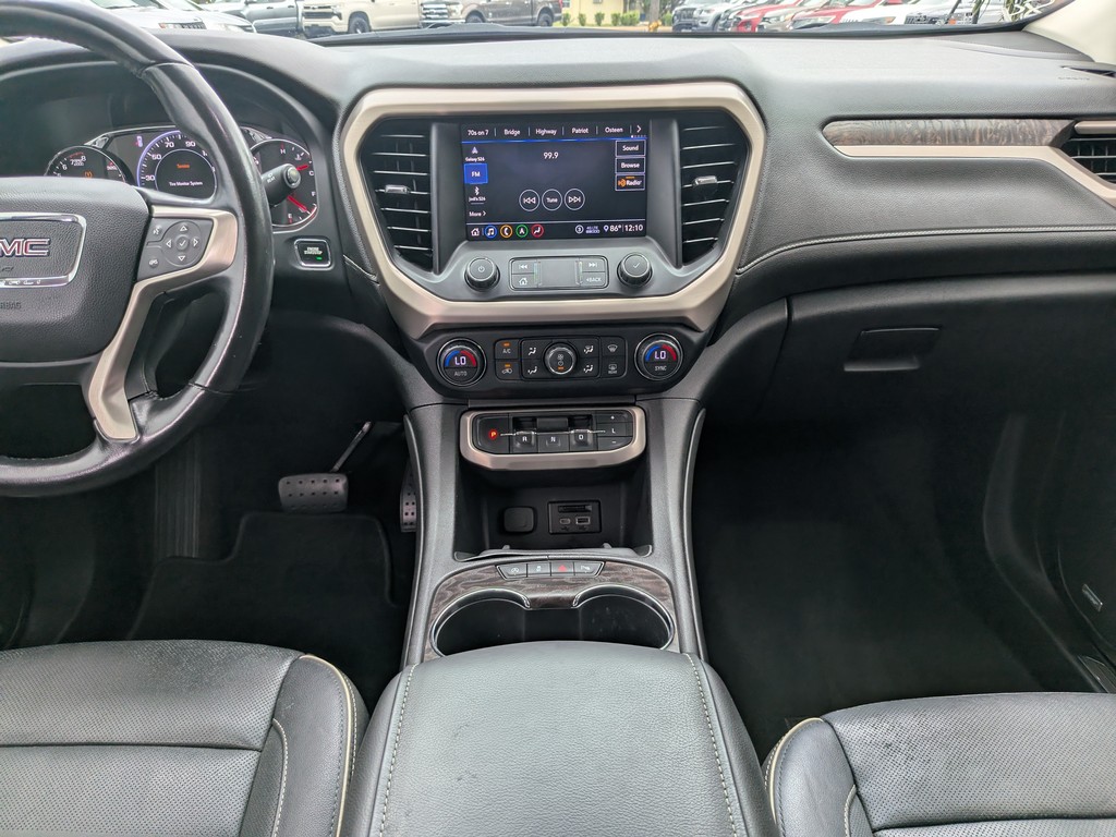 GMC Acadia Vehicle Full-screen Gallery Image 15