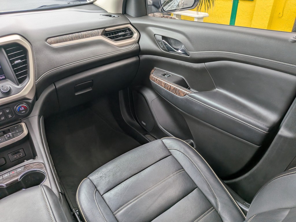 GMC Acadia Vehicle Full-screen Gallery Image 16