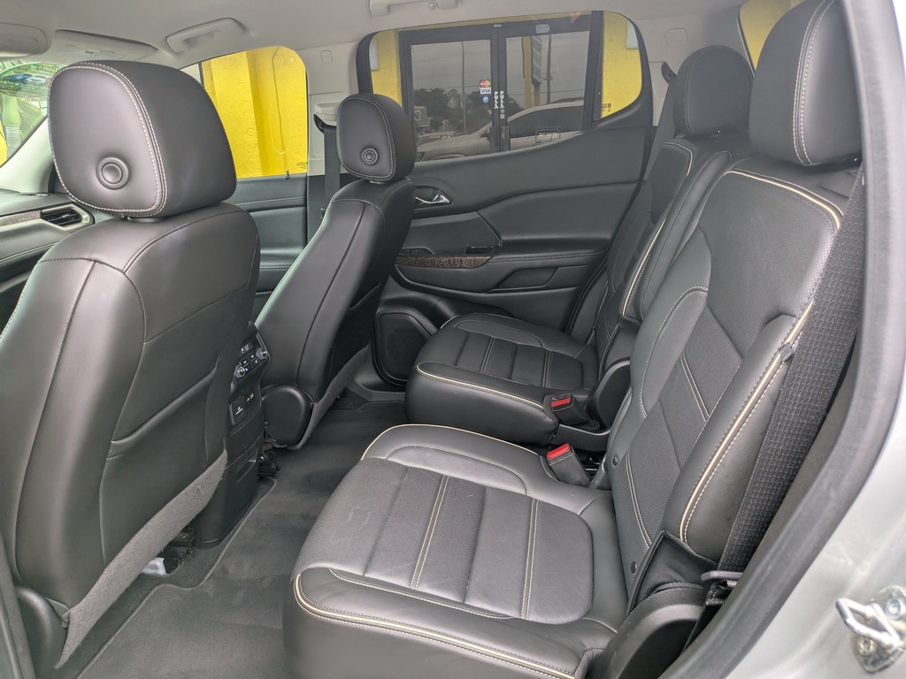 GMC Acadia Vehicle Full-screen Gallery Image 18