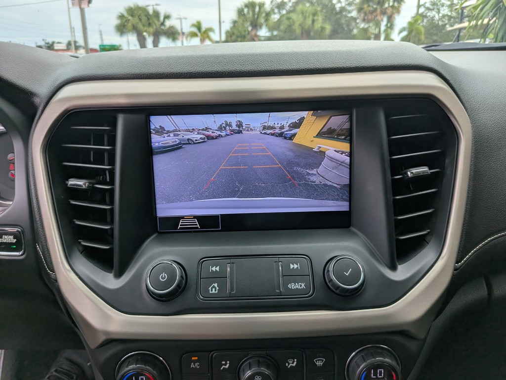 GMC Acadia Vehicle Full-screen Gallery Image 27
