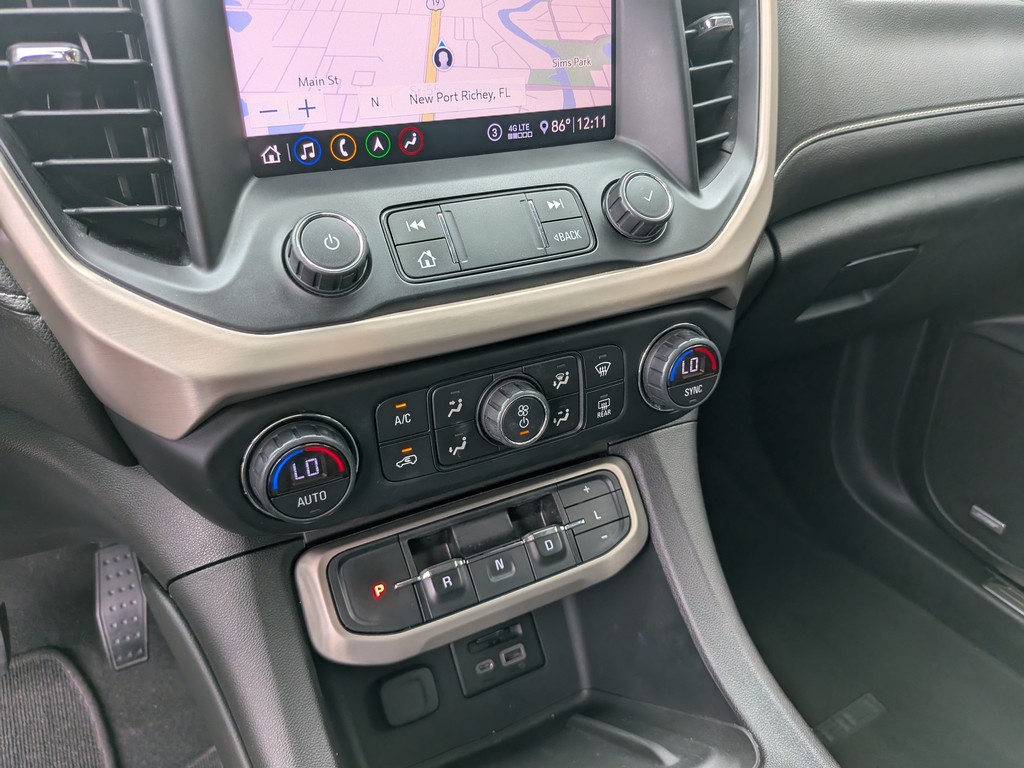 GMC Acadia Vehicle Full-screen Gallery Image 28