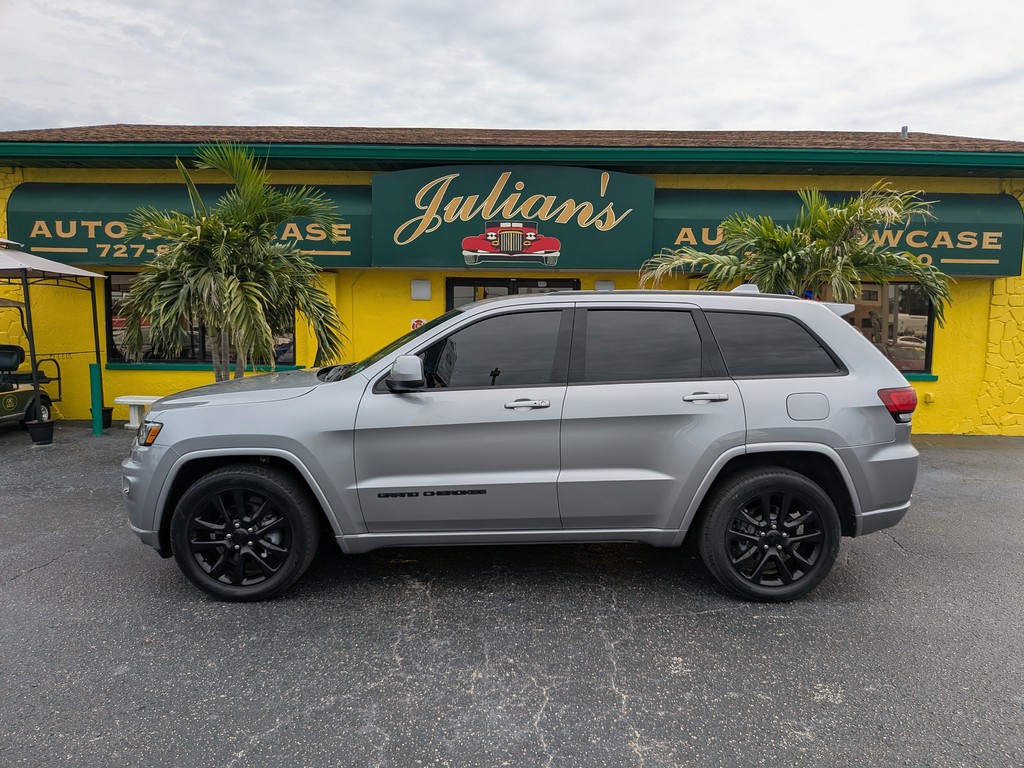Jeep Grand Cherokee Vehicle Full-screen Gallery Image 02