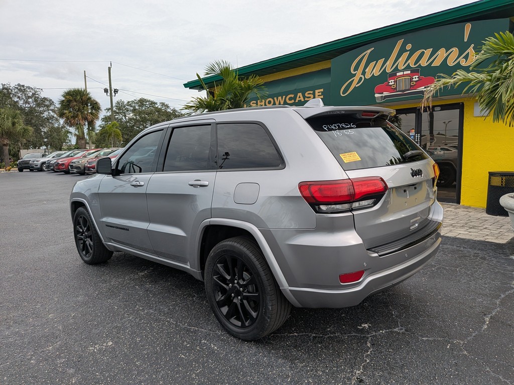 Jeep Grand Cherokee Vehicle Full-screen Gallery Image 03