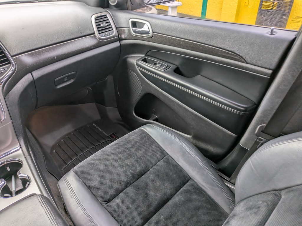Jeep Grand Cherokee Vehicle Full-screen Gallery Image 16