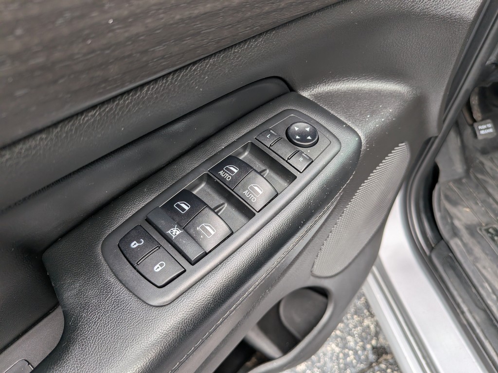 Jeep Grand Cherokee Vehicle Full-screen Gallery Image 18