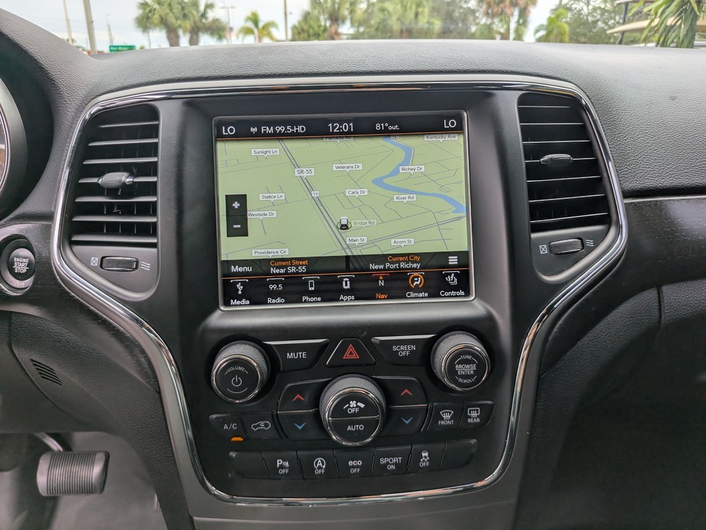Jeep Grand Cherokee Vehicle Full-screen Gallery Image 22