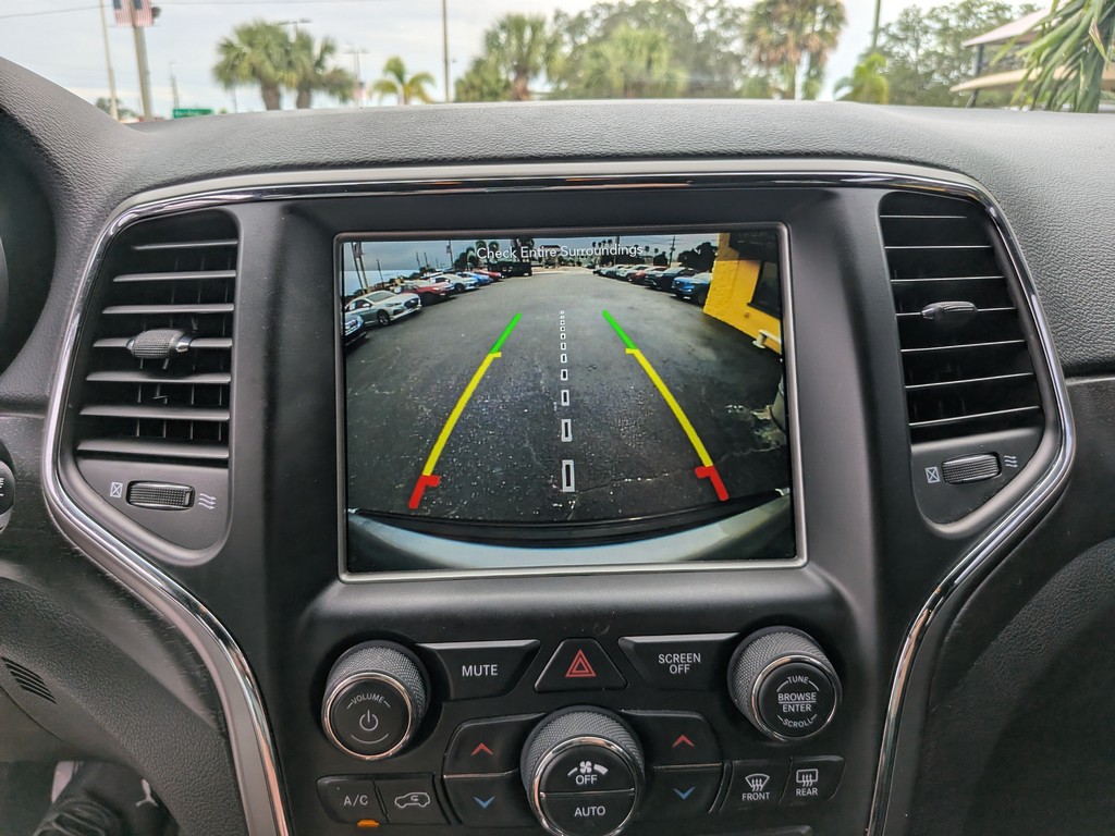 Jeep Grand Cherokee Vehicle Full-screen Gallery Image 23