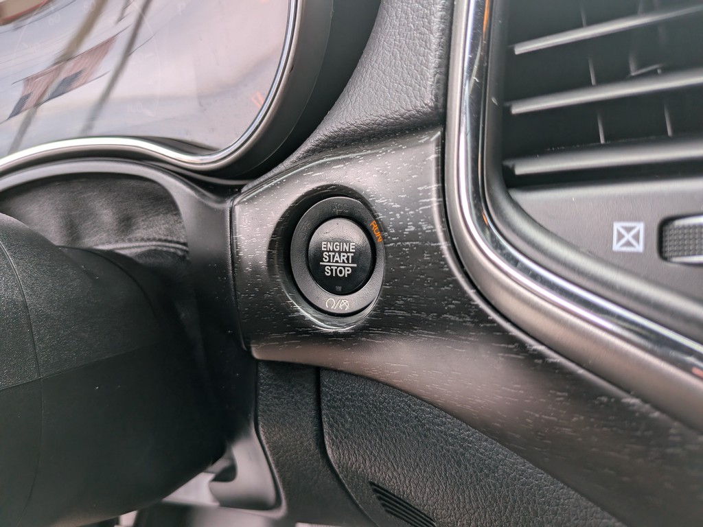 Jeep Grand Cherokee Vehicle Full-screen Gallery Image 25