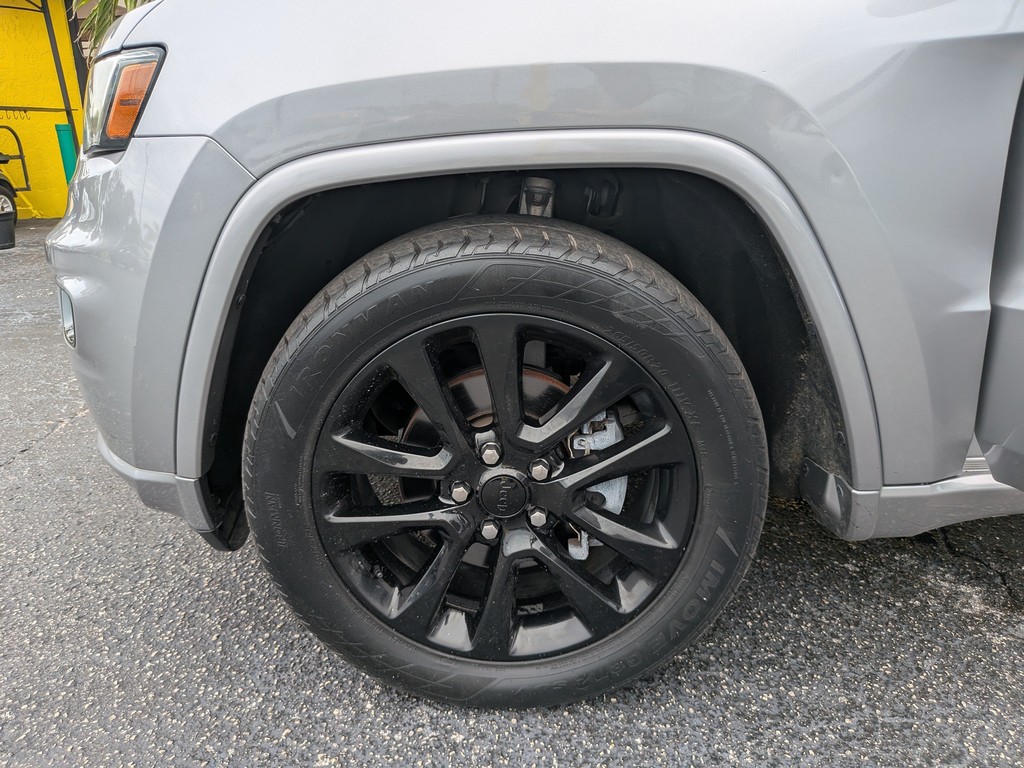 Jeep Grand Cherokee Vehicle Full-screen Gallery Image 33