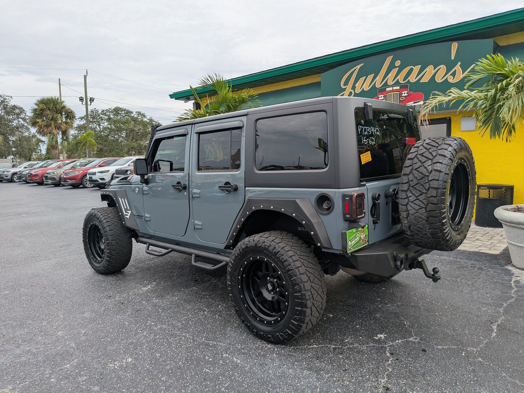 Jeep Wrangler Unlimited Vehicle Full-screen Gallery Image 03