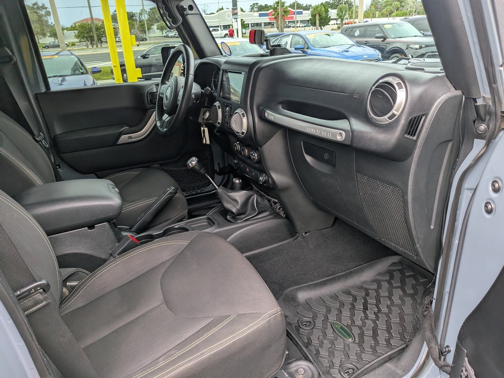 Jeep Wrangler Unlimited Vehicle Full-screen Gallery Image 09