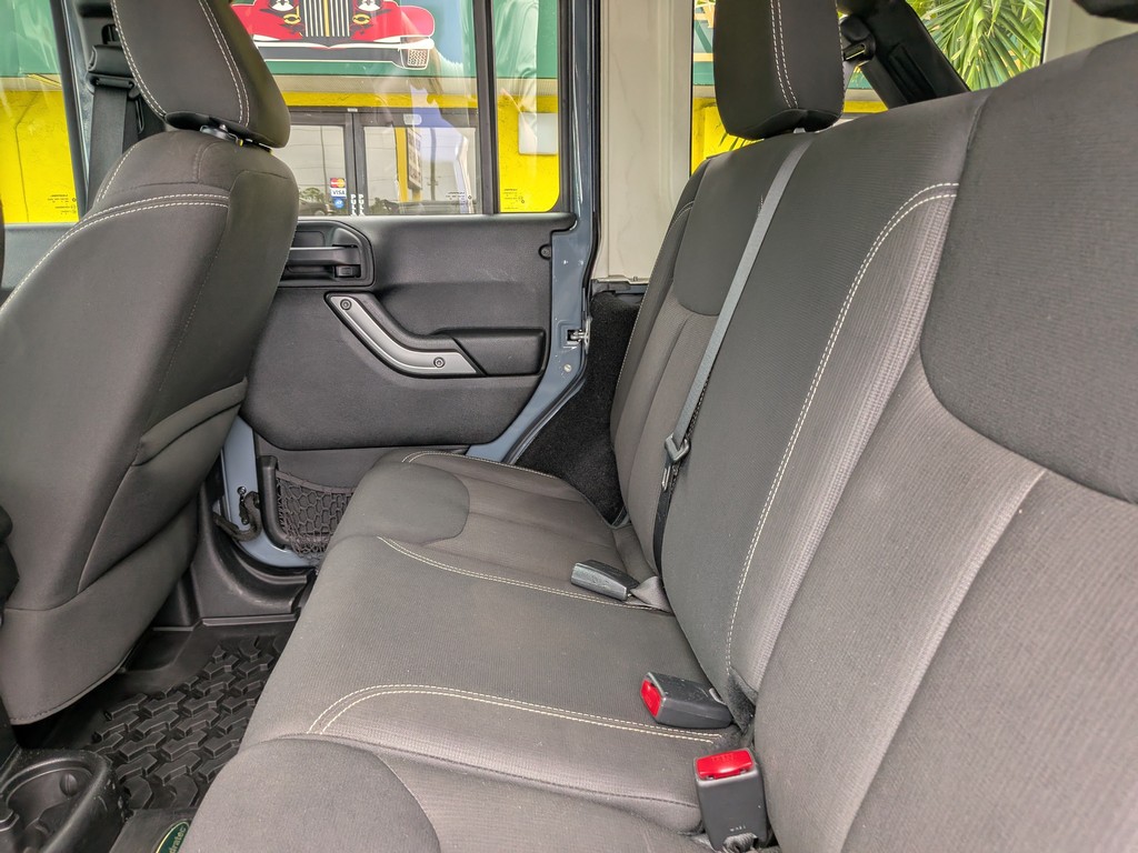 Jeep Wrangler Unlimited Vehicle Full-screen Gallery Image 14