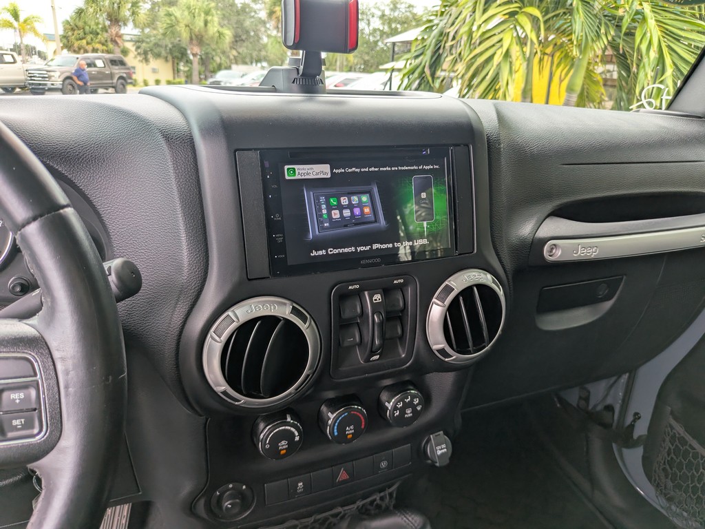 Jeep Wrangler Unlimited Vehicle Full-screen Gallery Image 18