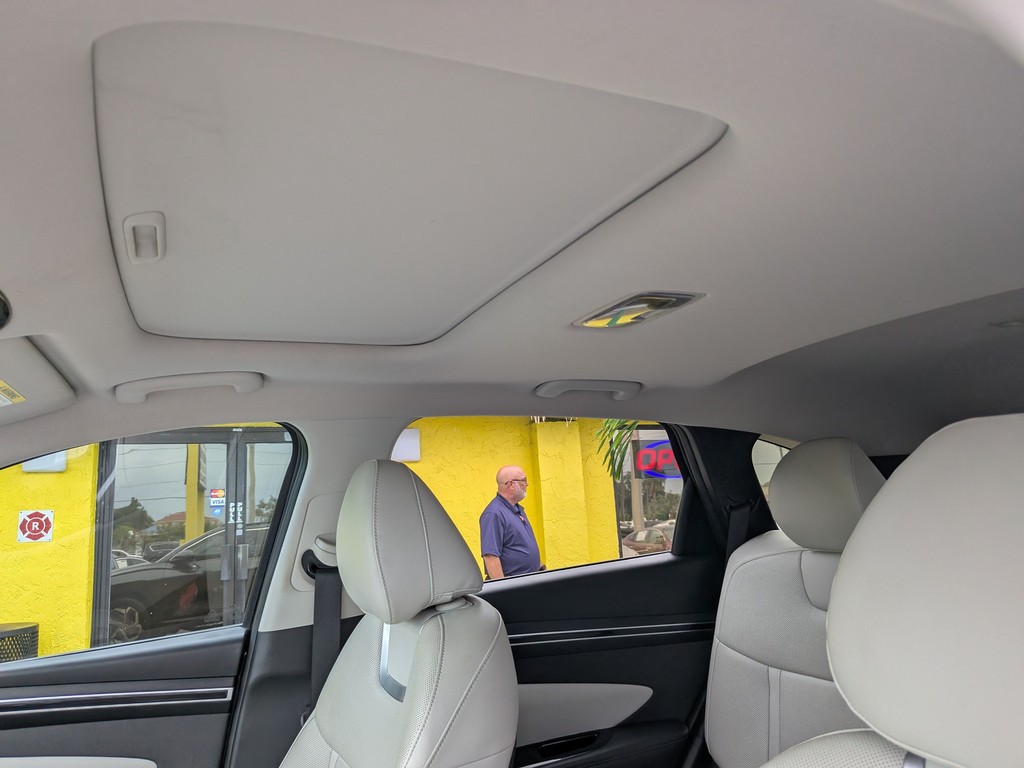 Hyundai Tucson Vehicle Full-screen Gallery Image 17