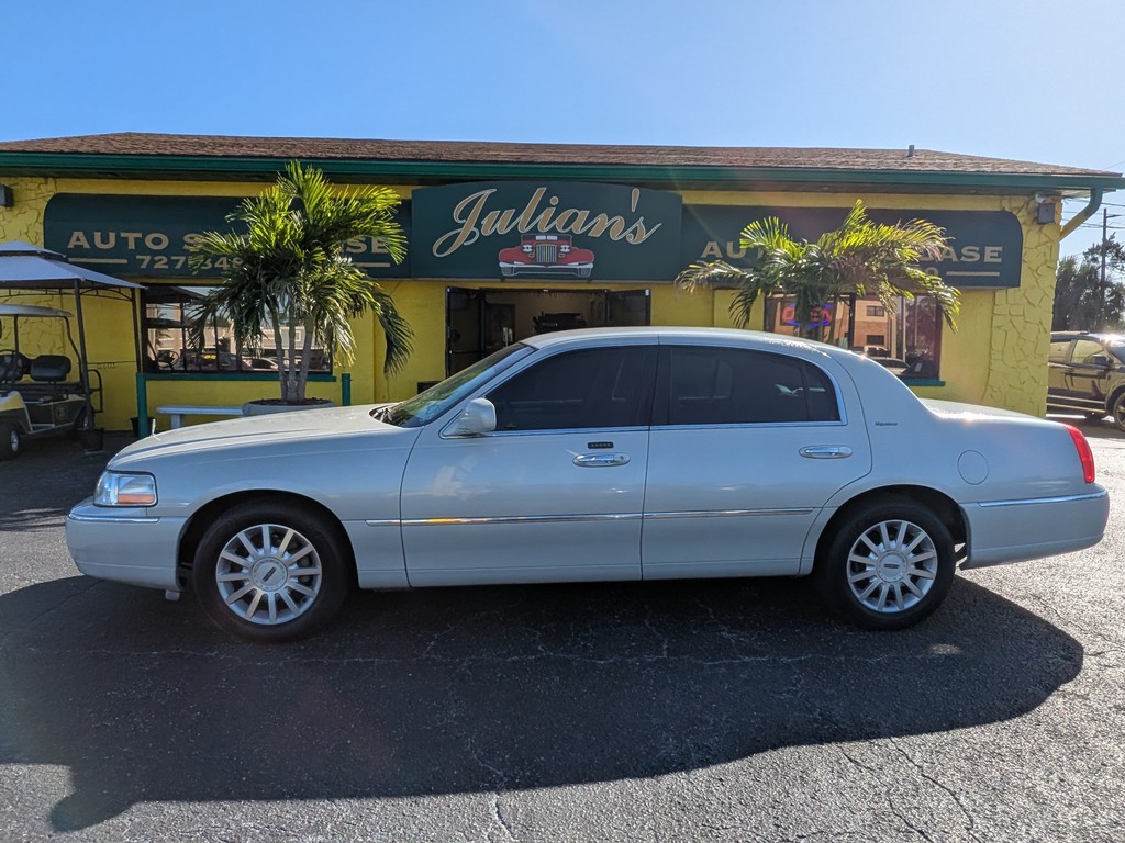 Lincoln Town Car Vehicle Full-screen Gallery Image 02