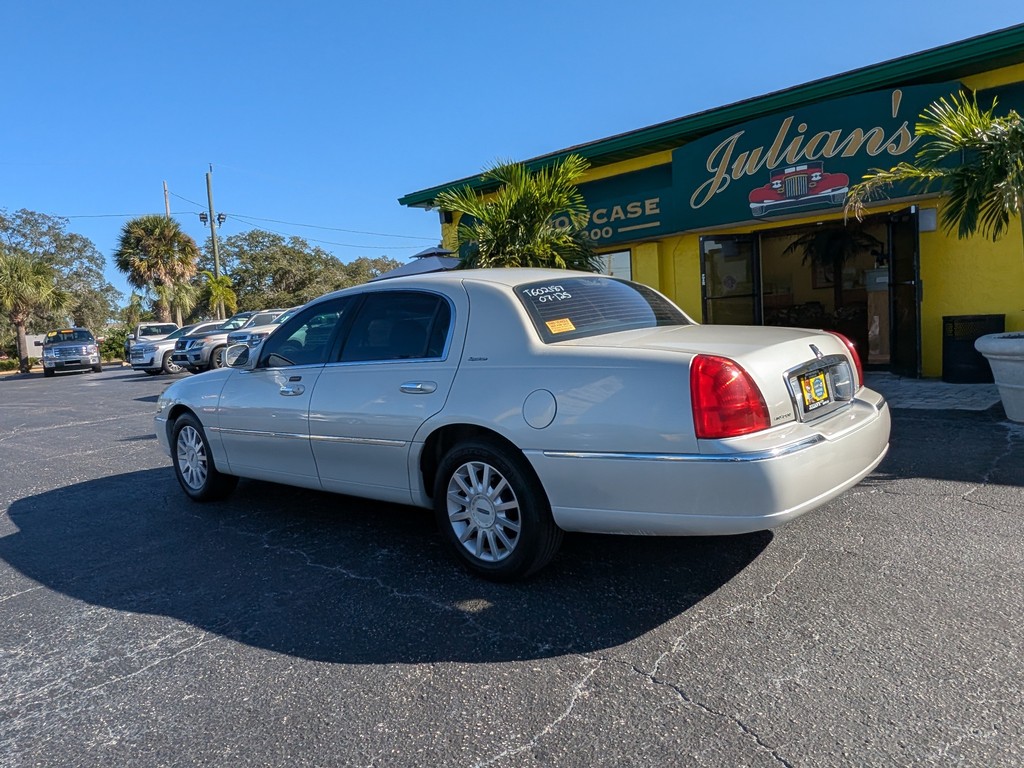 Lincoln Town Car Vehicle Full-screen Gallery Image 03