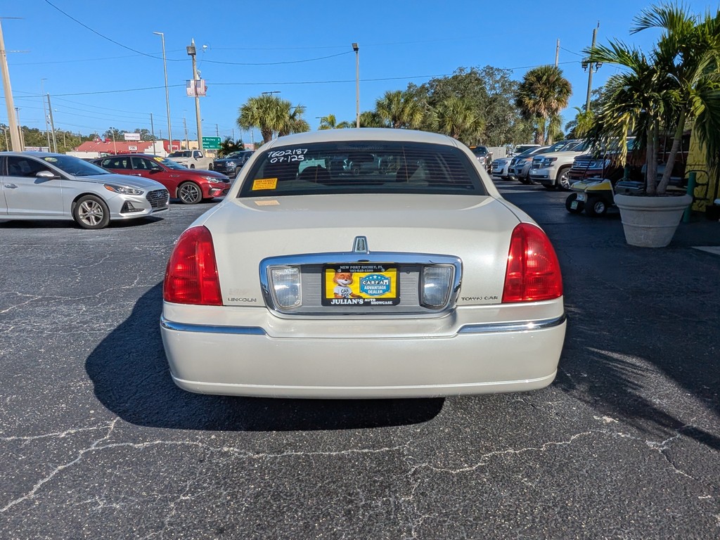 Lincoln Town Car Vehicle Full-screen Gallery Image 04