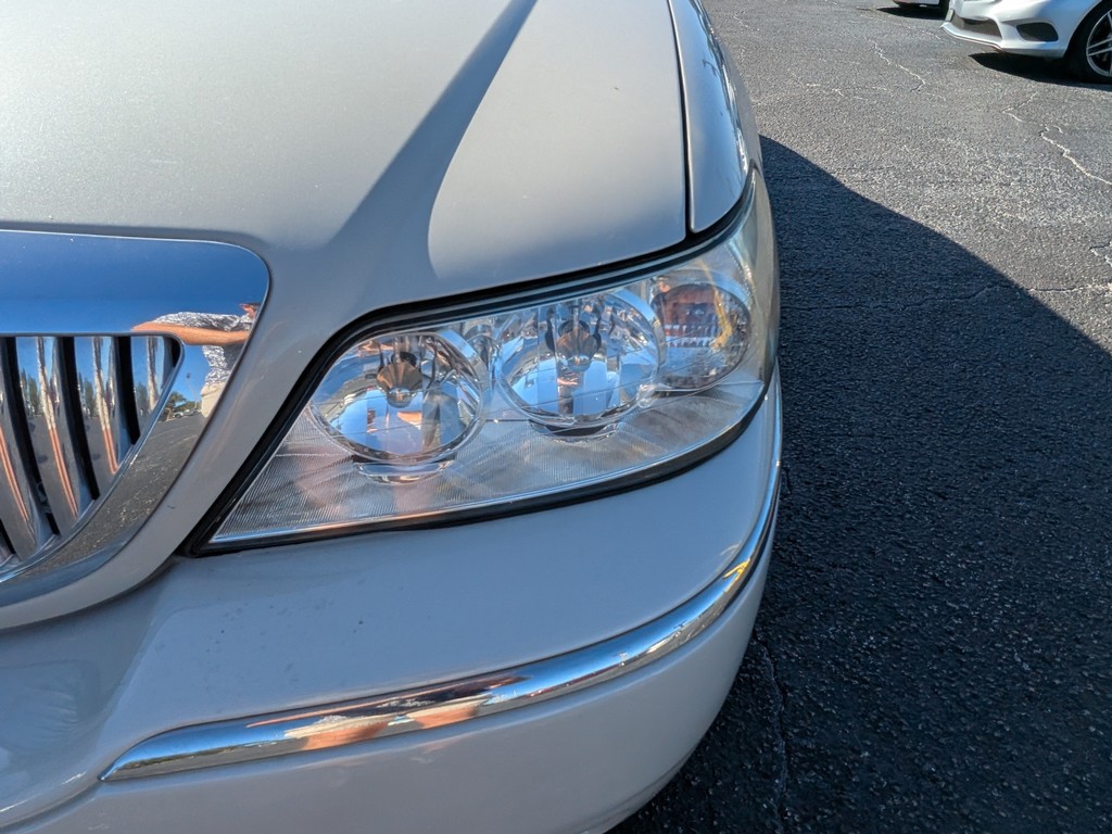 Lincoln Town Car Vehicle Full-screen Gallery Image 05