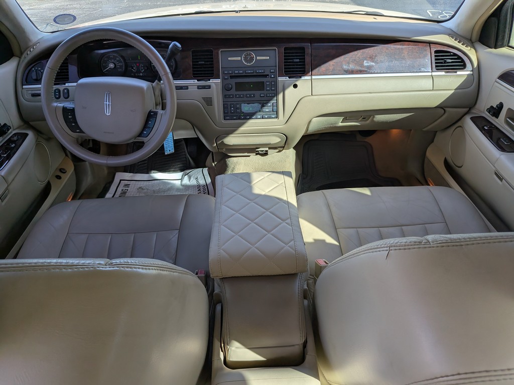 Lincoln Town Car Vehicle Full-screen Gallery Image 09
