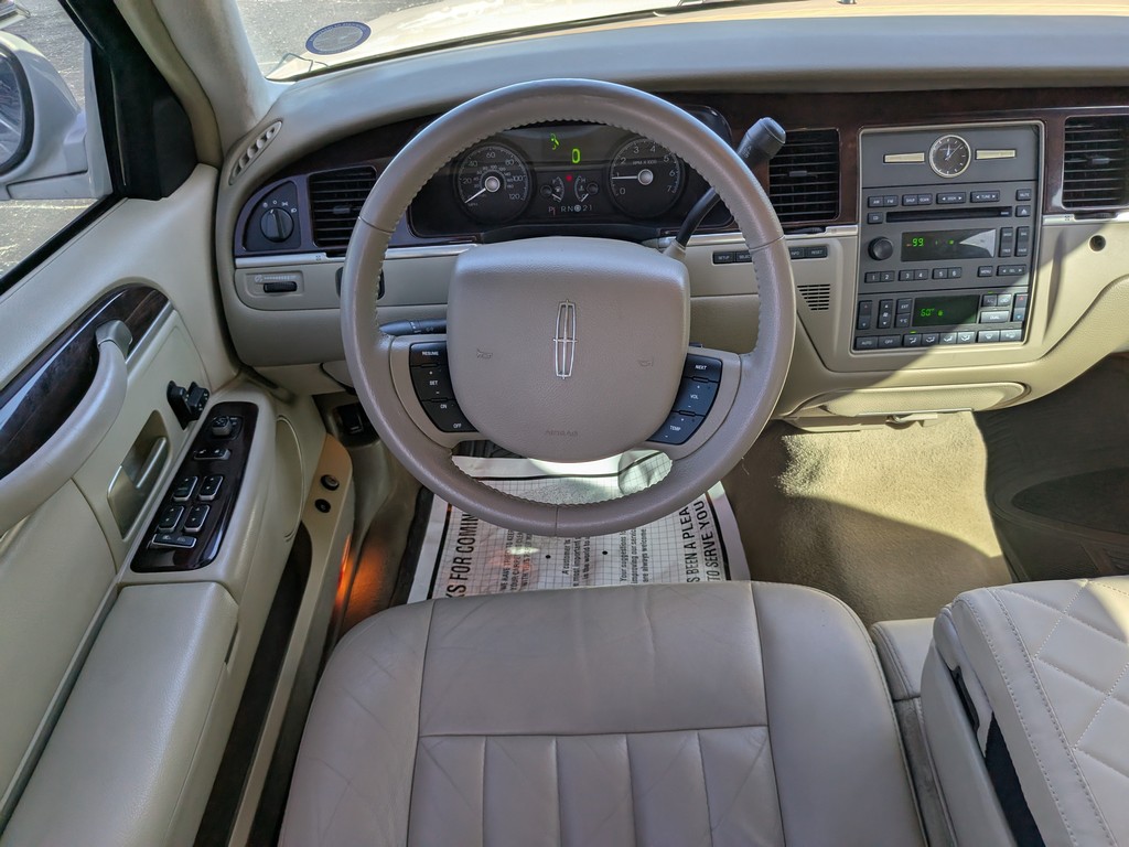 Lincoln Town Car Vehicle Full-screen Gallery Image 10