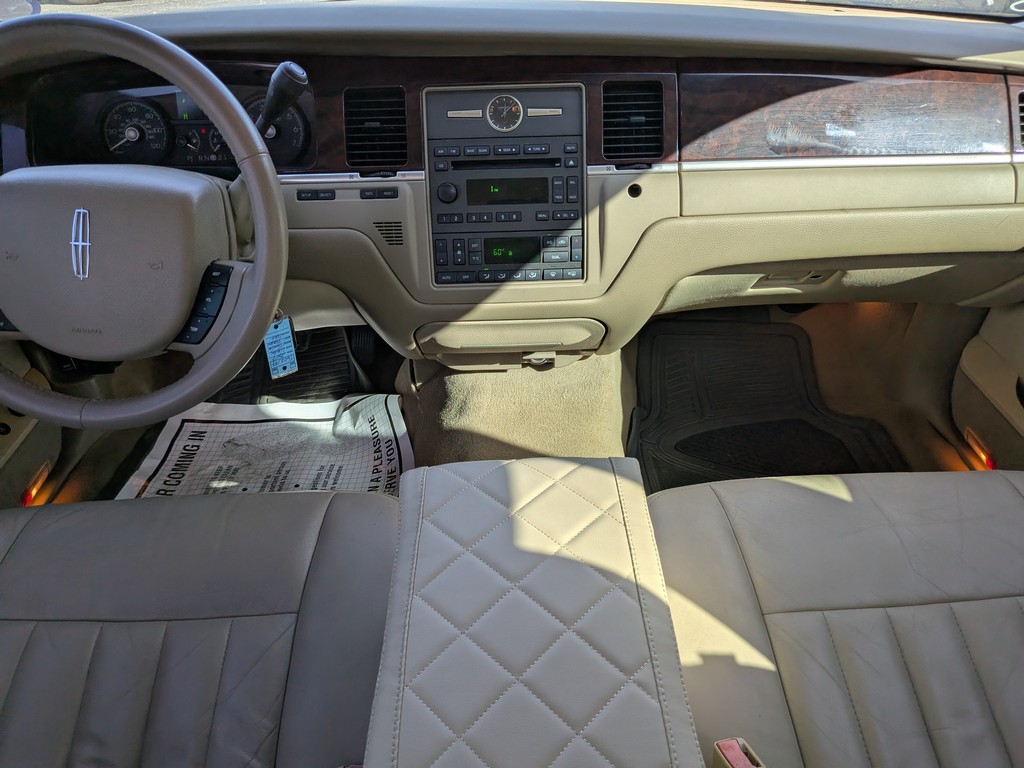 Lincoln Town Car Vehicle Full-screen Gallery Image 11