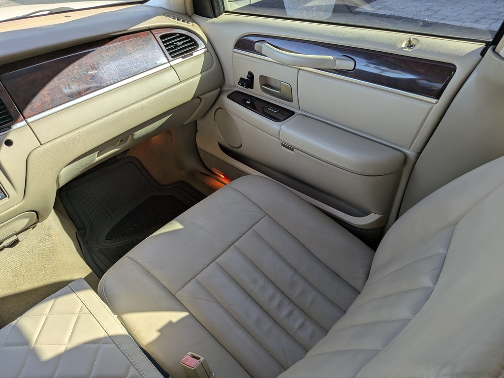 Lincoln Town Car Vehicle Full-screen Gallery Image 12