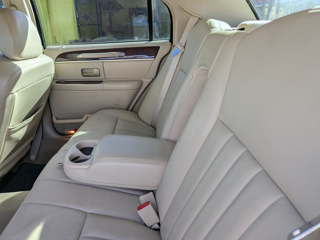 Lincoln Town Car Vehicle Full-screen Gallery Image 13