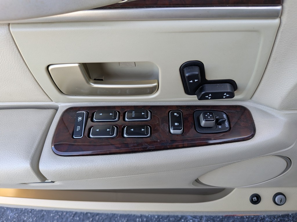Lincoln Town Car Vehicle Full-screen Gallery Image 14