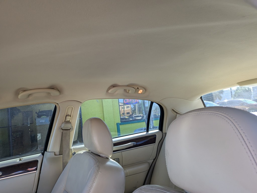 Lincoln Town Car Vehicle Full-screen Gallery Image 15