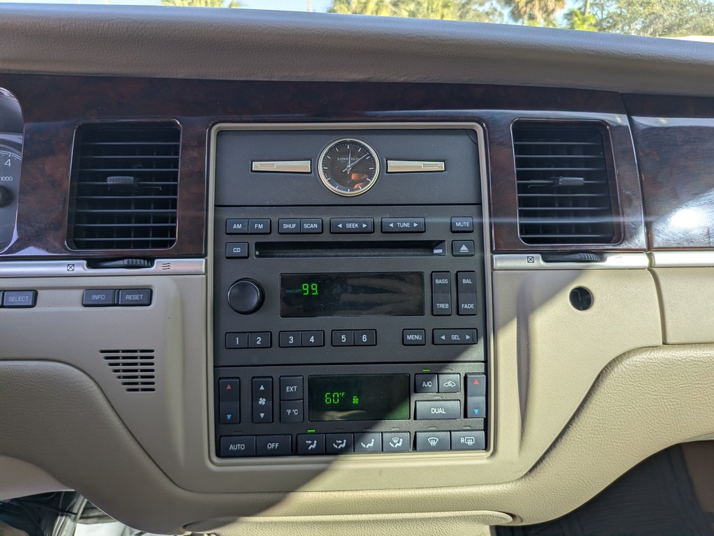 Lincoln Town Car Vehicle Full-screen Gallery Image 16