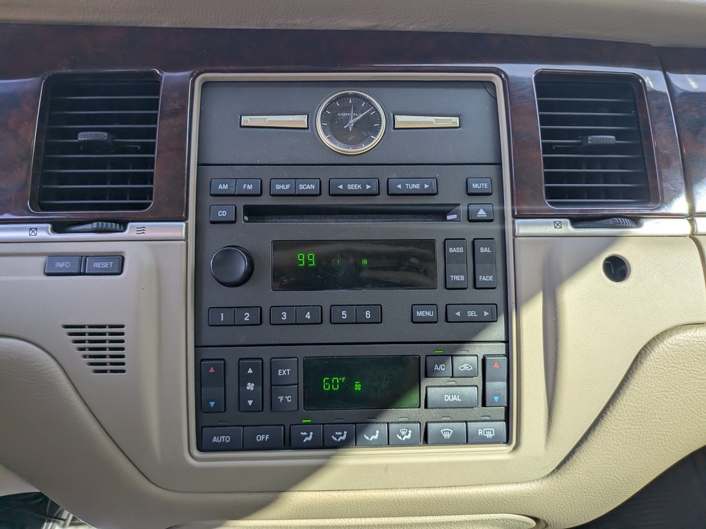 Lincoln Town Car Vehicle Full-screen Gallery Image 17
