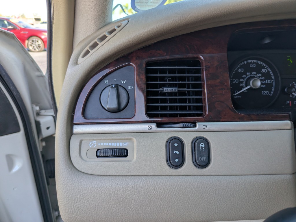 Lincoln Town Car Vehicle Full-screen Gallery Image 18