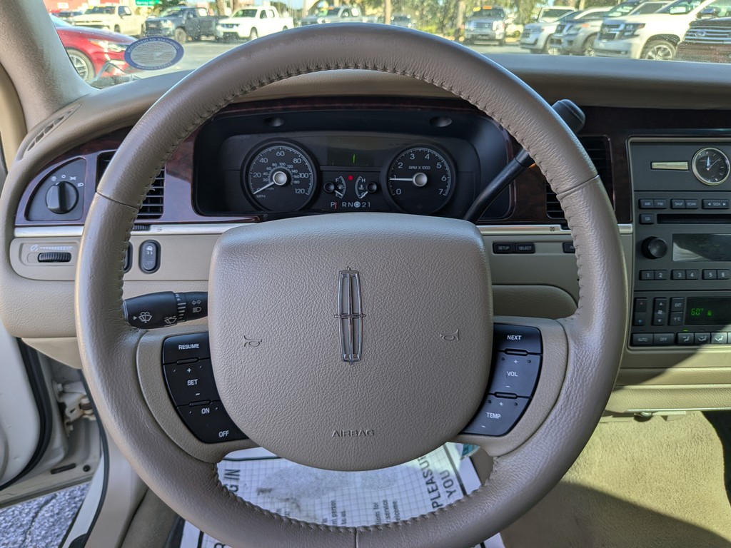 Lincoln Town Car Vehicle Full-screen Gallery Image 19