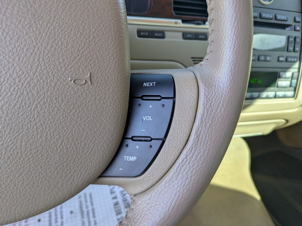 Lincoln Town Car Vehicle Full-screen Gallery Image 21