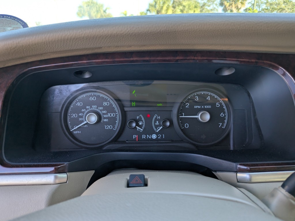 Lincoln Town Car Vehicle Full-screen Gallery Image 23