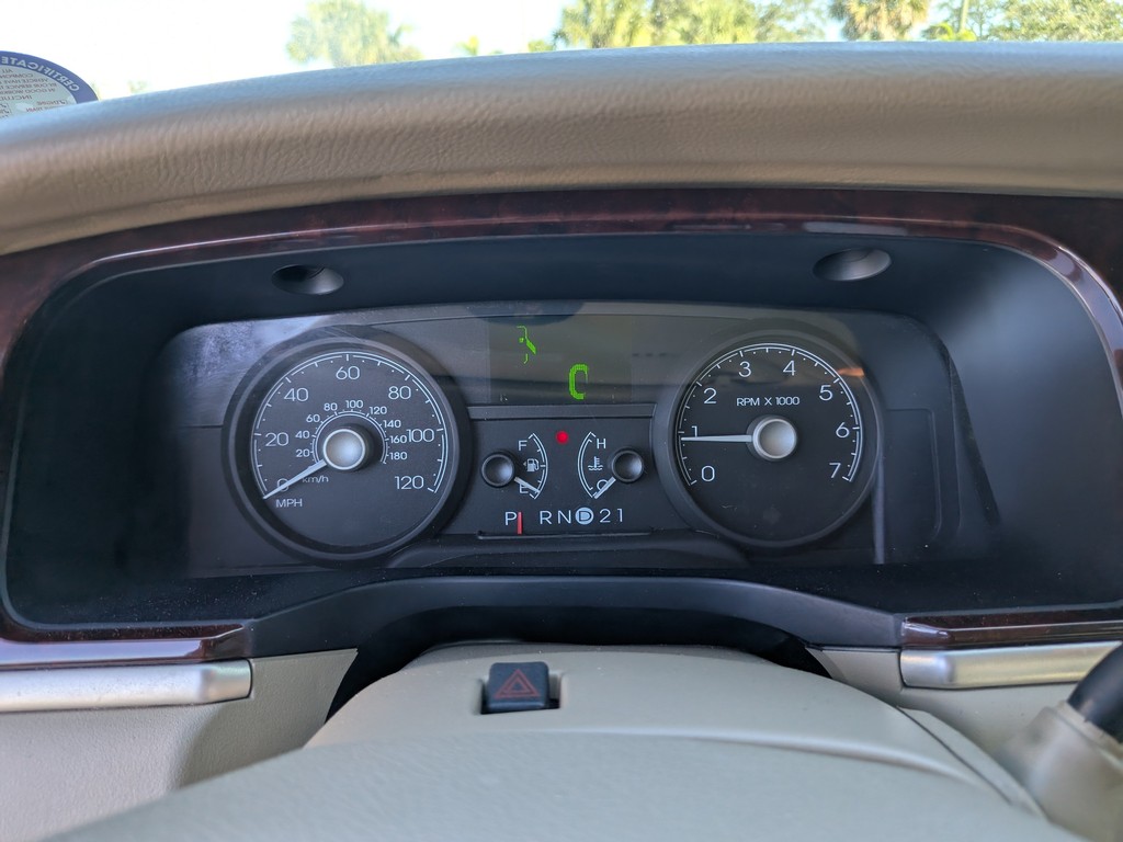 Lincoln Town Car Vehicle Full-screen Gallery Image 24