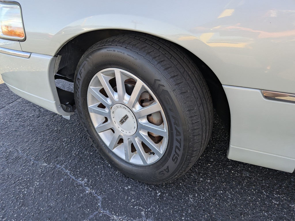 Lincoln Town Car Vehicle Full-screen Gallery Image 25